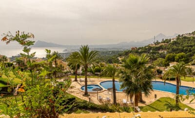 ref 112) 6 person luxe Apartment with sea view.