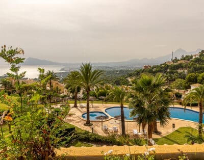 ref 112) 6 person luxe Apartment with sea view.