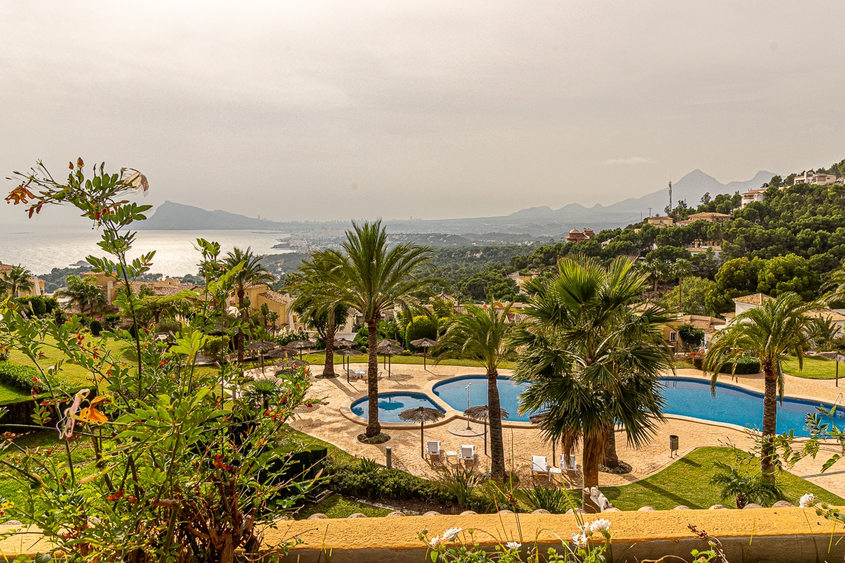 ref 112) 6 person luxe Apartment with sea view.