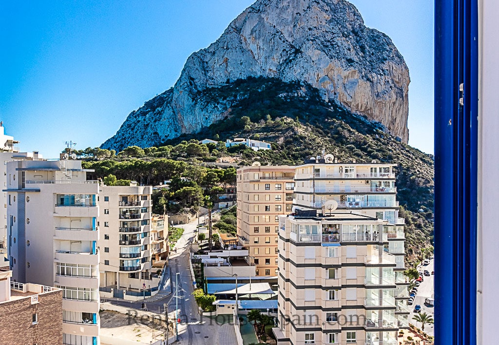 Ref 148 )This exclusive apartment of over 100 m² combines style, comfort and a breathtaking location.